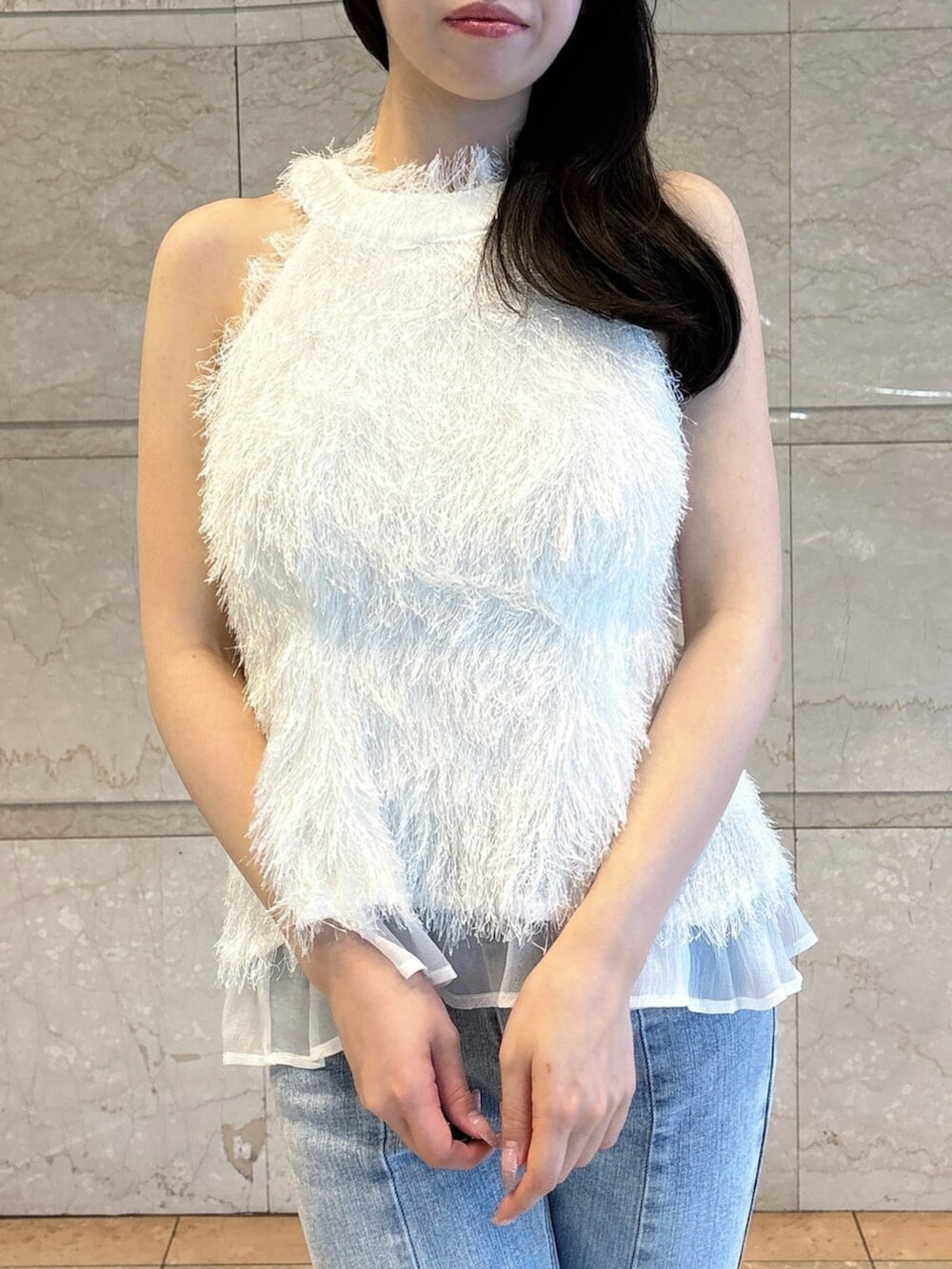 ブラック系のサンダル、ブルー系のデニムパンツ、ホワイト系のタンクトップを着用したレディースの夏コーディネートの6枚目の写真