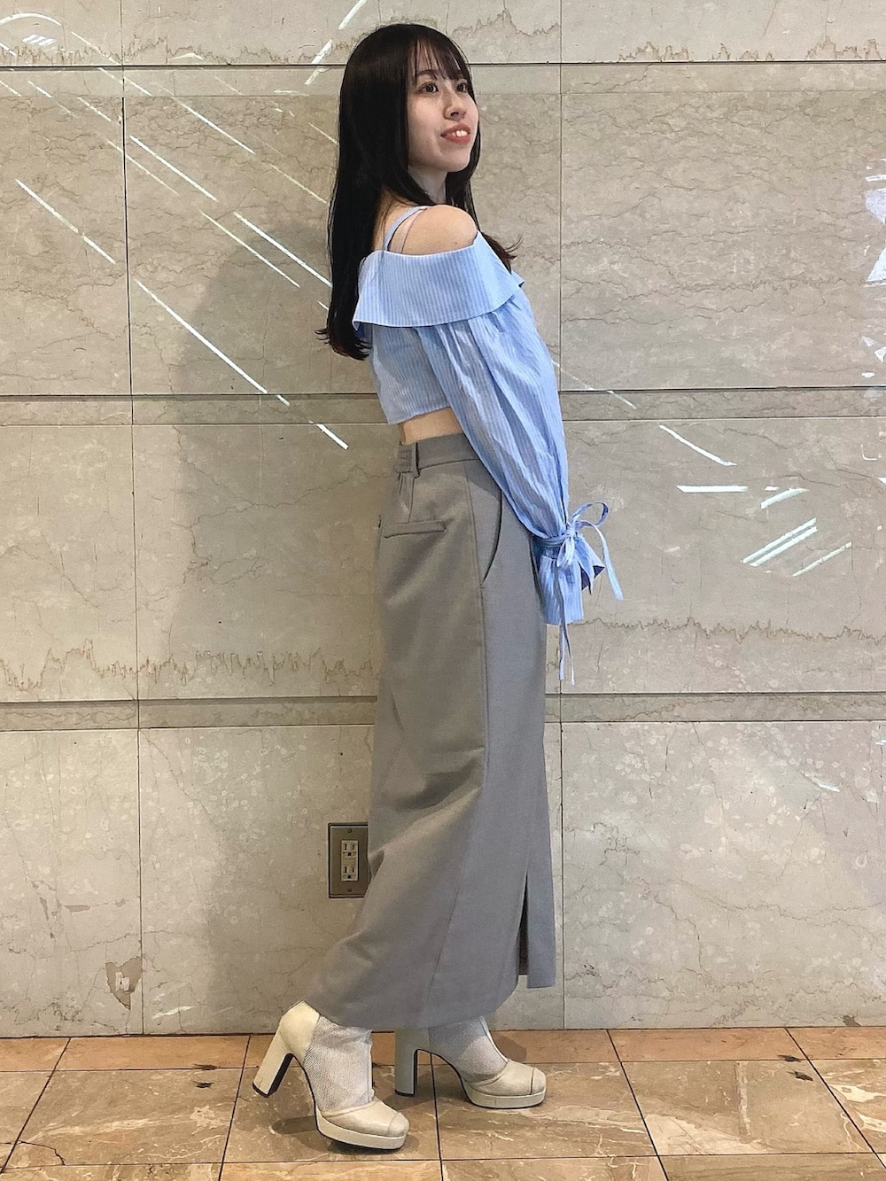 グレー系のスカート、ブルー系のシャツ/ブラウスを着用したレディースの冬コーディネートの3枚目の写真