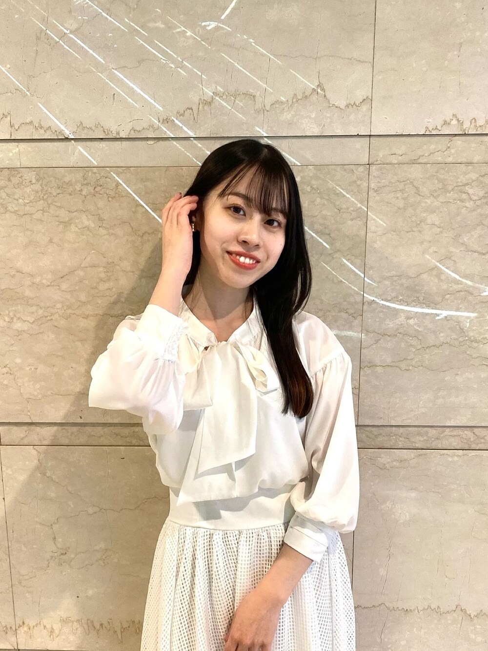 ベージュ系のワンピースを着用したレディースの冬コーディネートの8枚目の写真