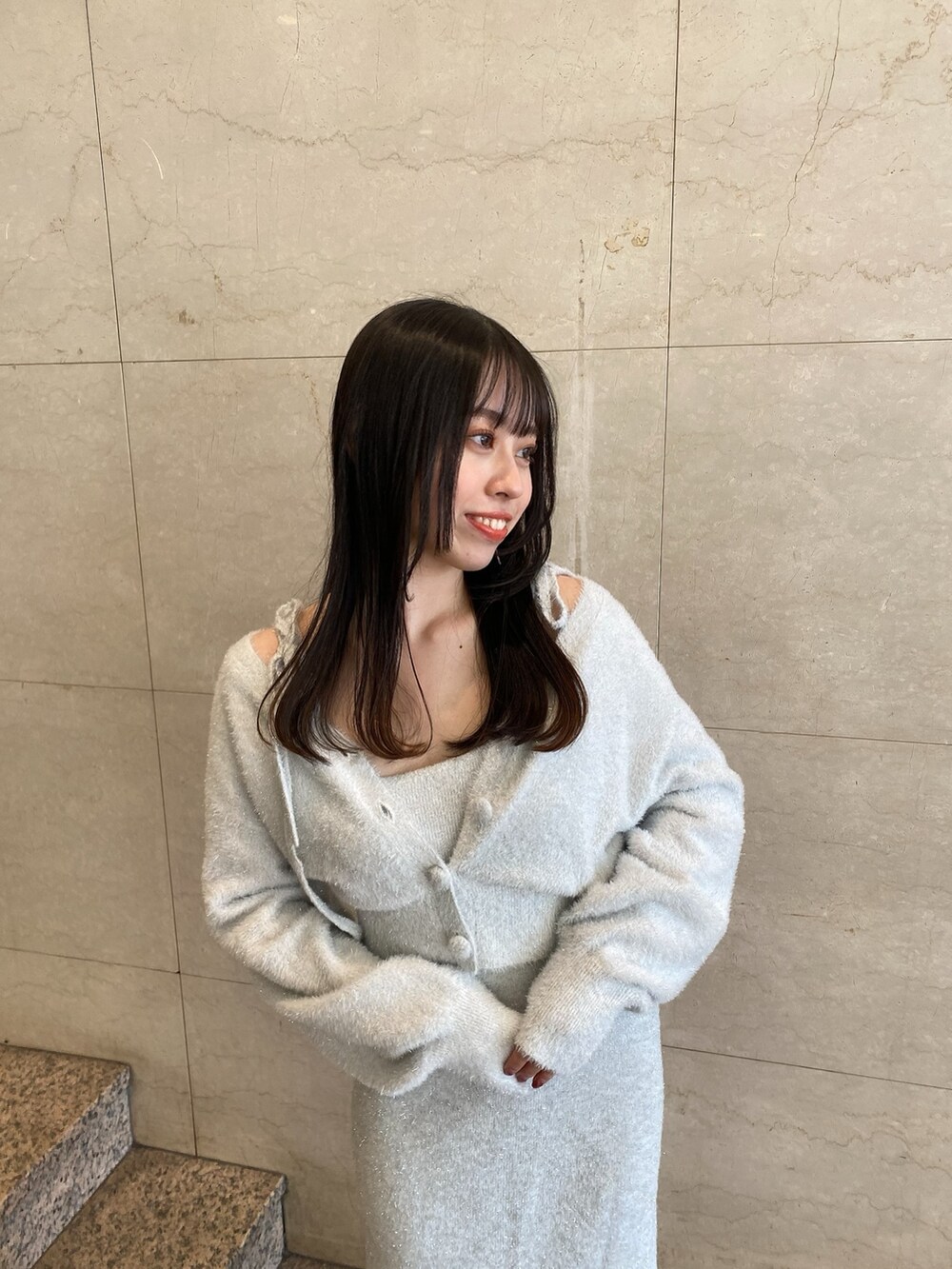 グレー系のワンピースを着用したレディースの冬コーディネートの9枚目の写真