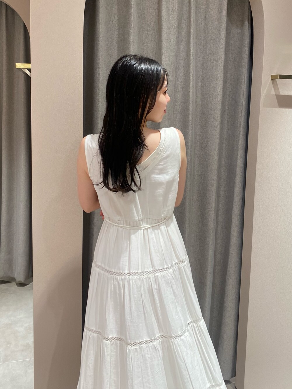 ホワイト系のワンピースを着用したレディースの夏コーディネートの7枚目の写真