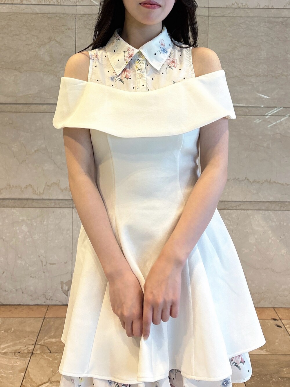 ホワイト系のワンピース、ブラック系のサンダルを着用したレディースの夏コーディネートの6枚目の写真