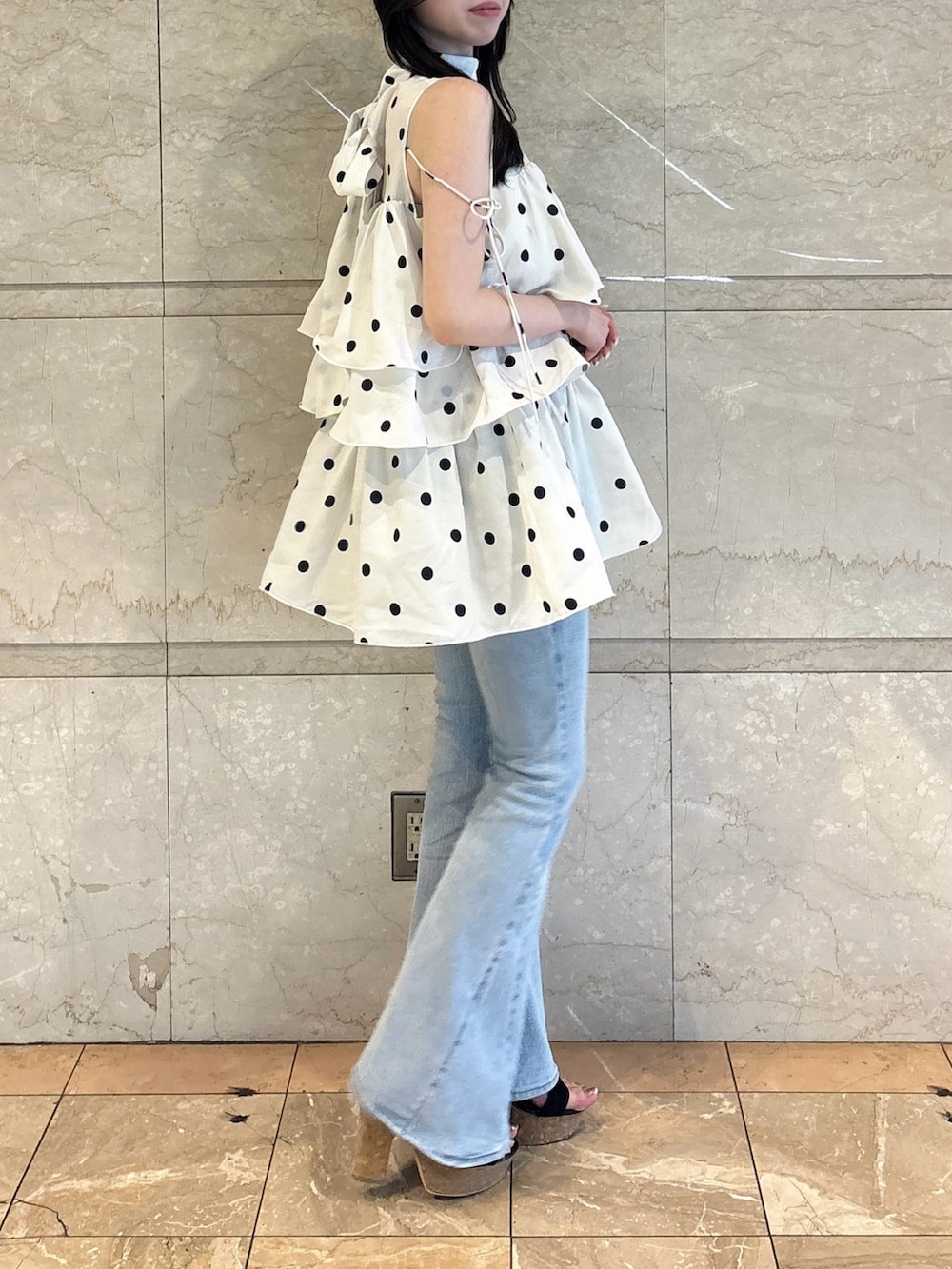その他のシャツ/ブラウス、ブルー系のデニムパンツ、ブラック系のサンダルを着用したレディースの夏コーディネートの2枚目の写真