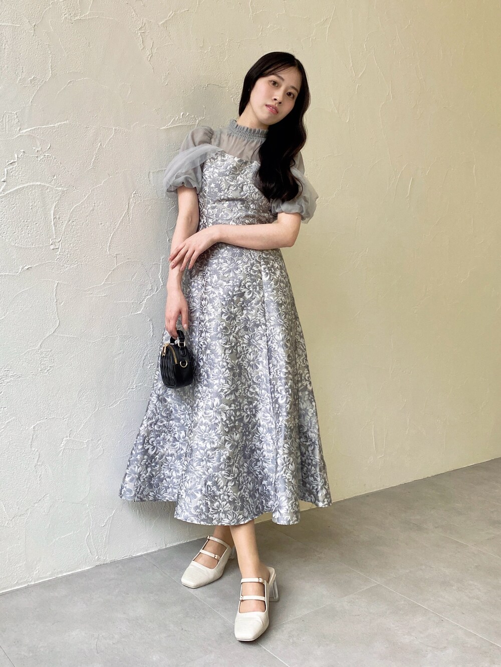 グレー系のドレスを着用したレディースの春コーディネートの2枚目の写真