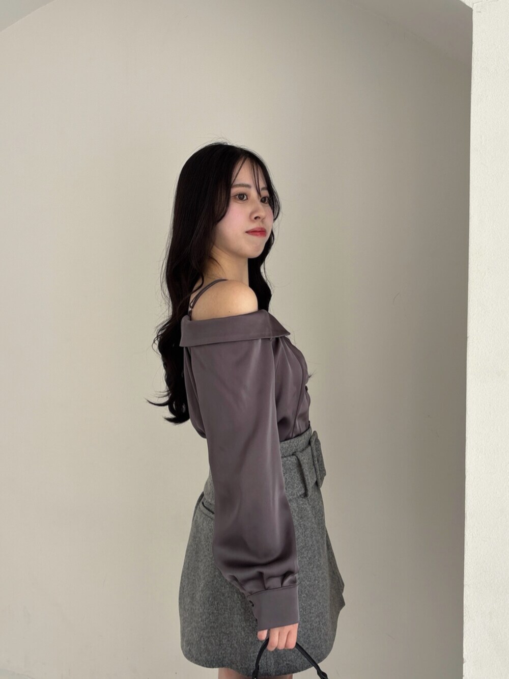 ブラック系のブーツ、グレー系のシャツ/ブラウス、グレー系のスカートを着用したレディースの秋コーディネートの7枚目の写真