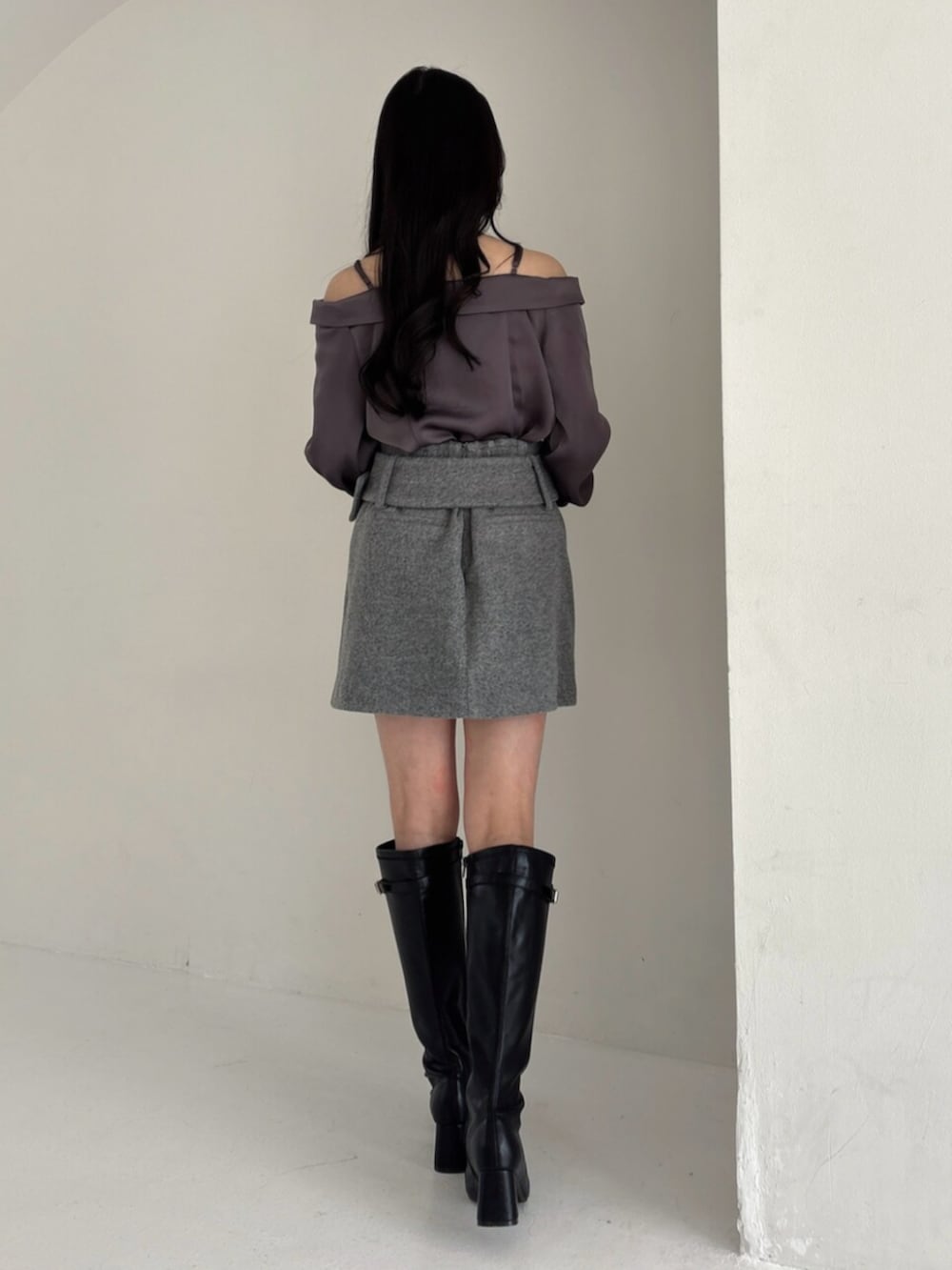 ブラック系のブーツ、グレー系のシャツ/ブラウス、グレー系のスカートを着用したレディースの秋コーディネートの3枚目の写真