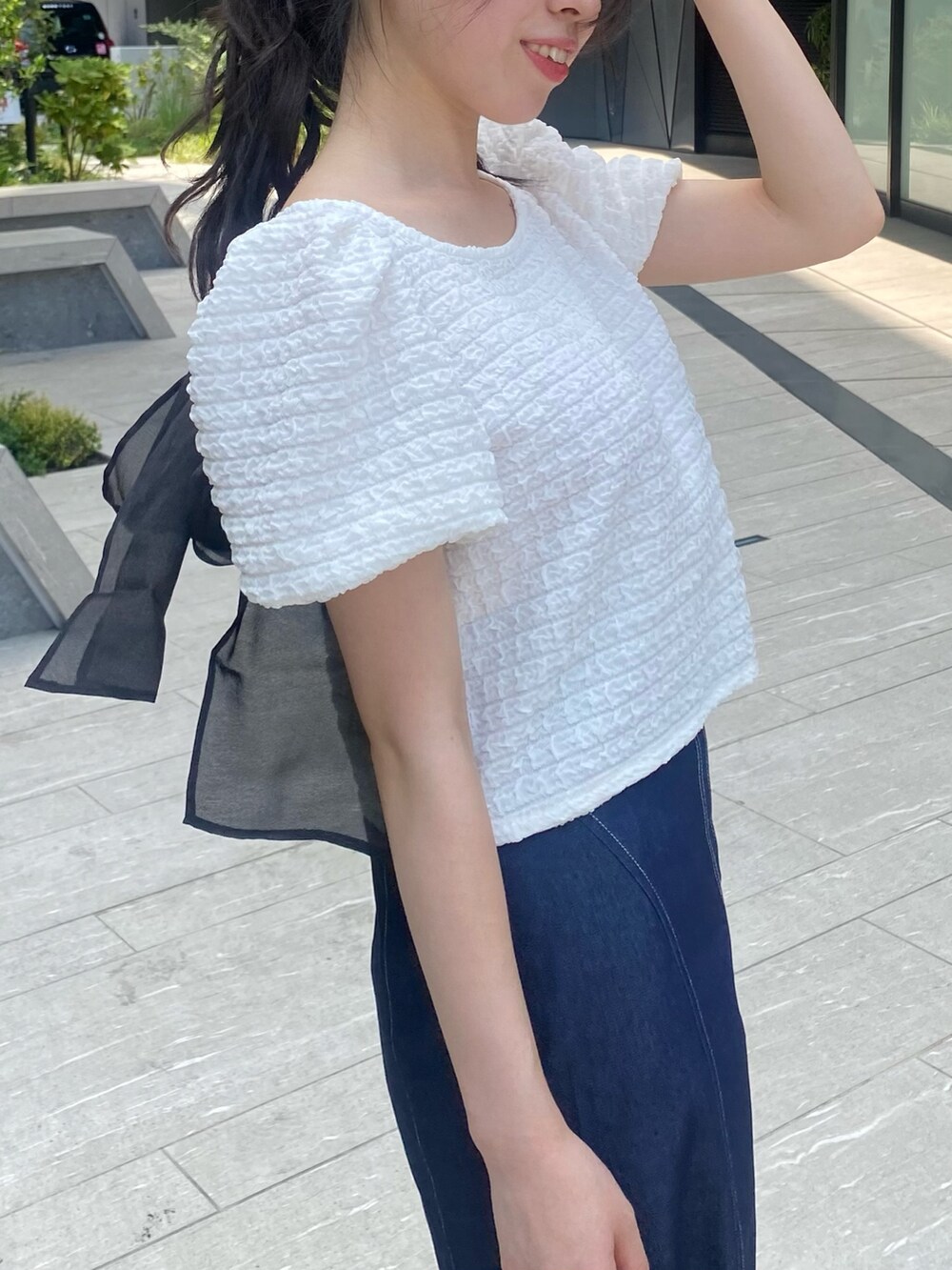 ホワイト系のTシャツ/カットソー、ブルー系のスカートを着用したレディースの夏コーディネートの4枚目の写真