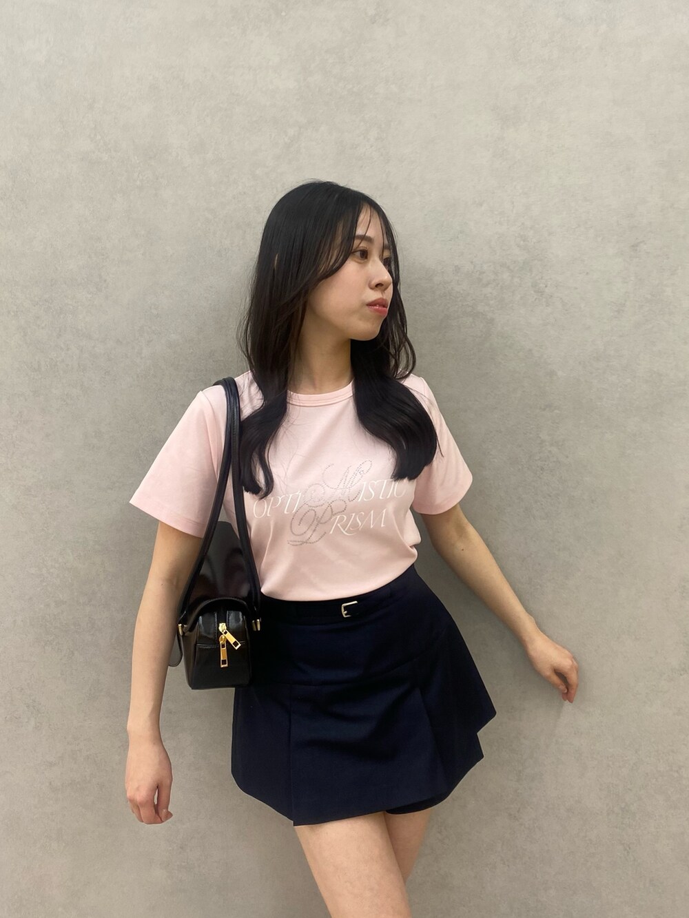 ピンク系のTシャツ/カットソー、ブルー系のその他パンツを着用したレディースの春コーディネートの4枚目の写真