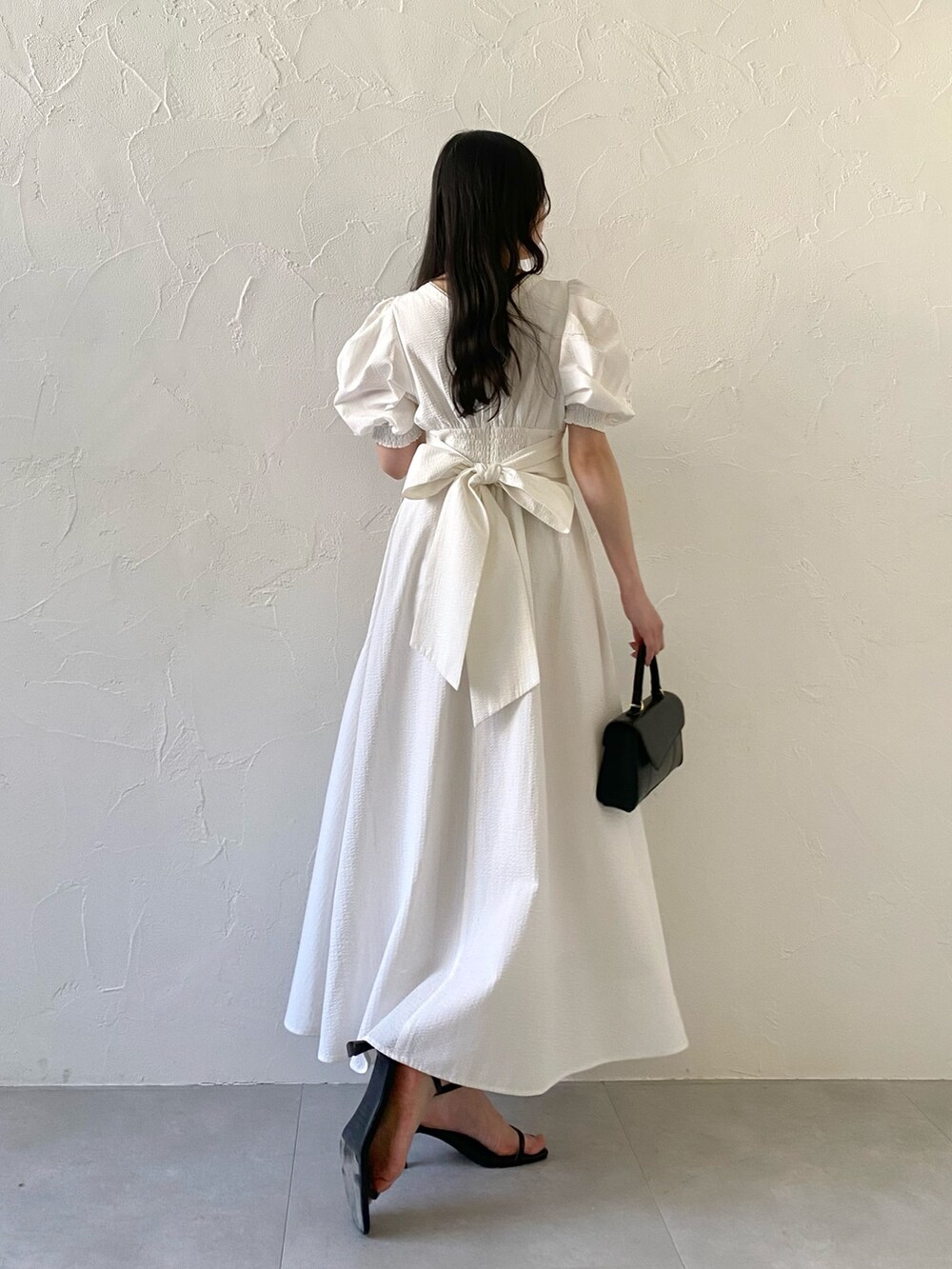 ホワイト系のワンピースを着用したレディースの夏コーディネートの4枚目の写真