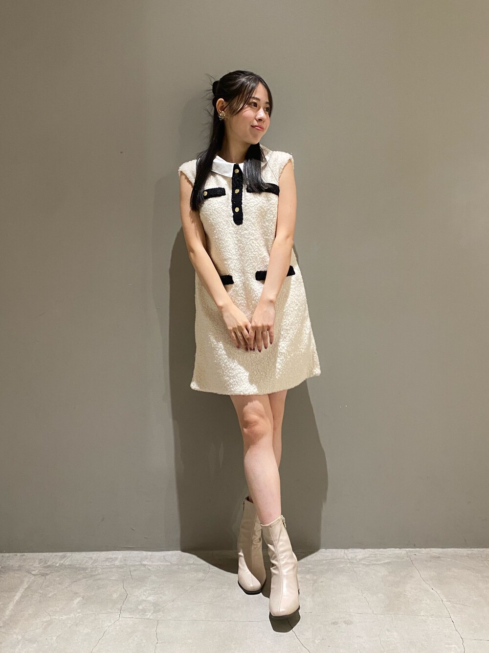 ホワイト系のワンピースを着用したレディースの秋コーディネートの2枚目の写真