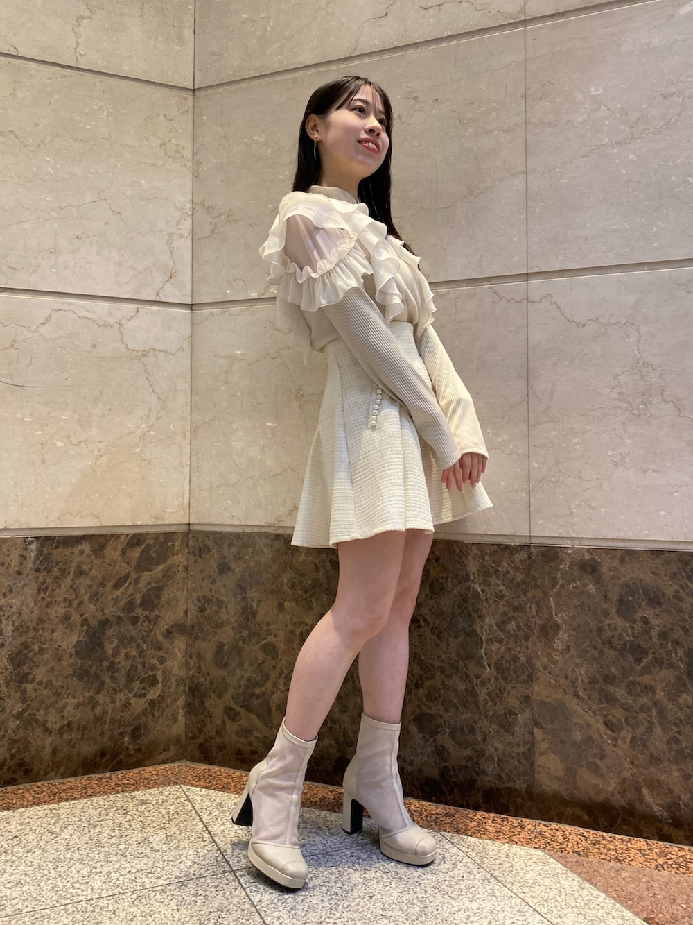 ベージュ系のTシャツ/カットソー、ホワイト系のスカートを着用したレディースの春コーディネートの2枚目の写真