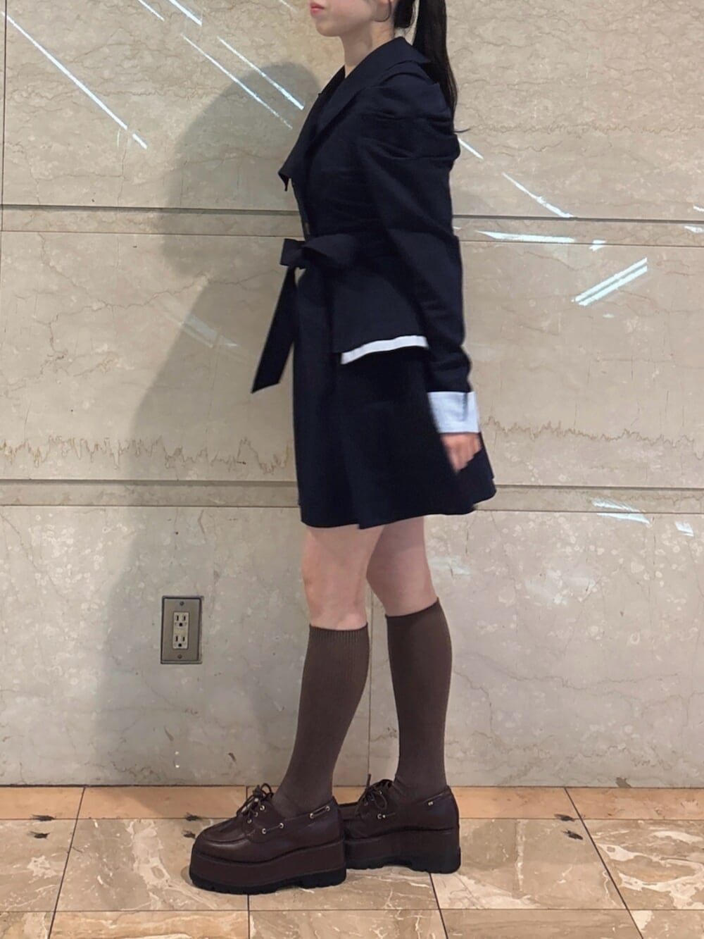 ブルー系のワンピース、ブラウン系のローファーを着用したレディースの冬コーディネートの5枚目の写真