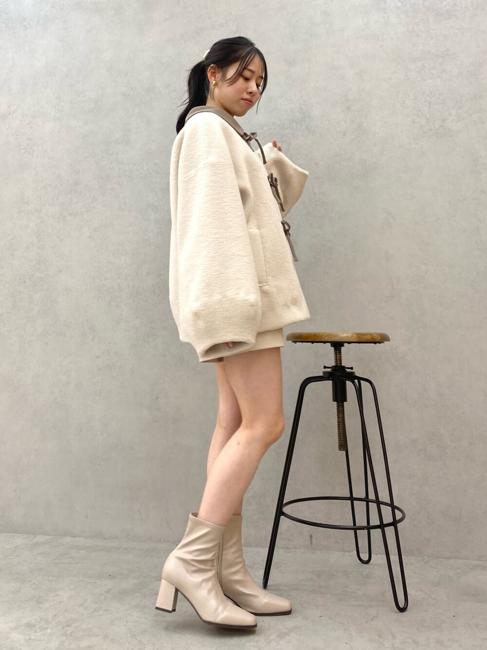 ホワイト系のその他アウター、ホワイト系のその他パンツを着用したレディースの秋コーディネートの4枚目の写真