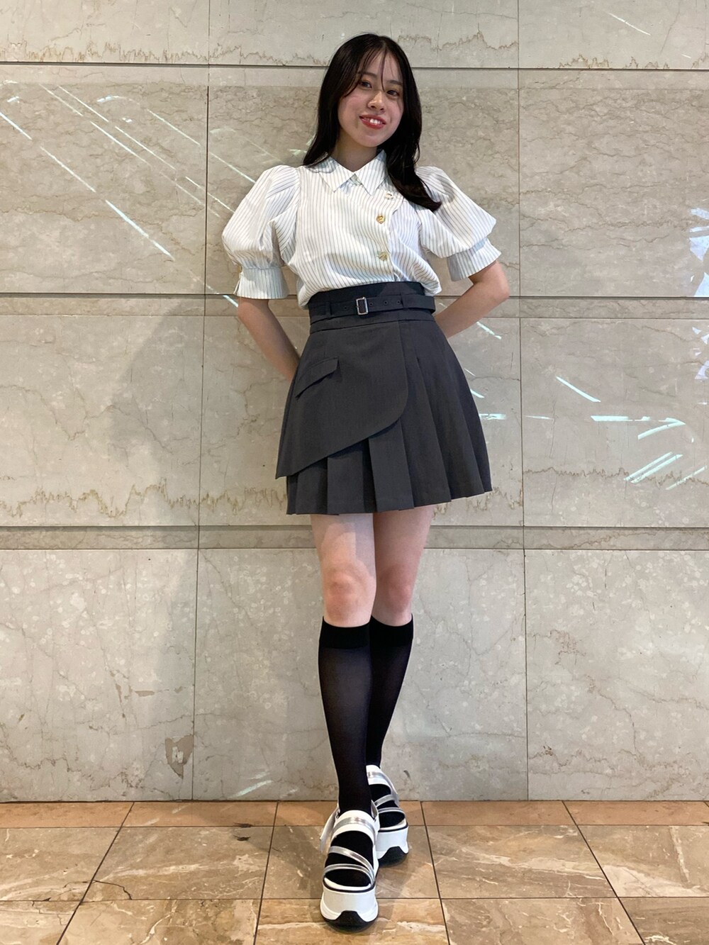 グレー系のスカート、その他のシャツ/ブラウスを着用したレディースの夏コーディネートの3枚目の写真