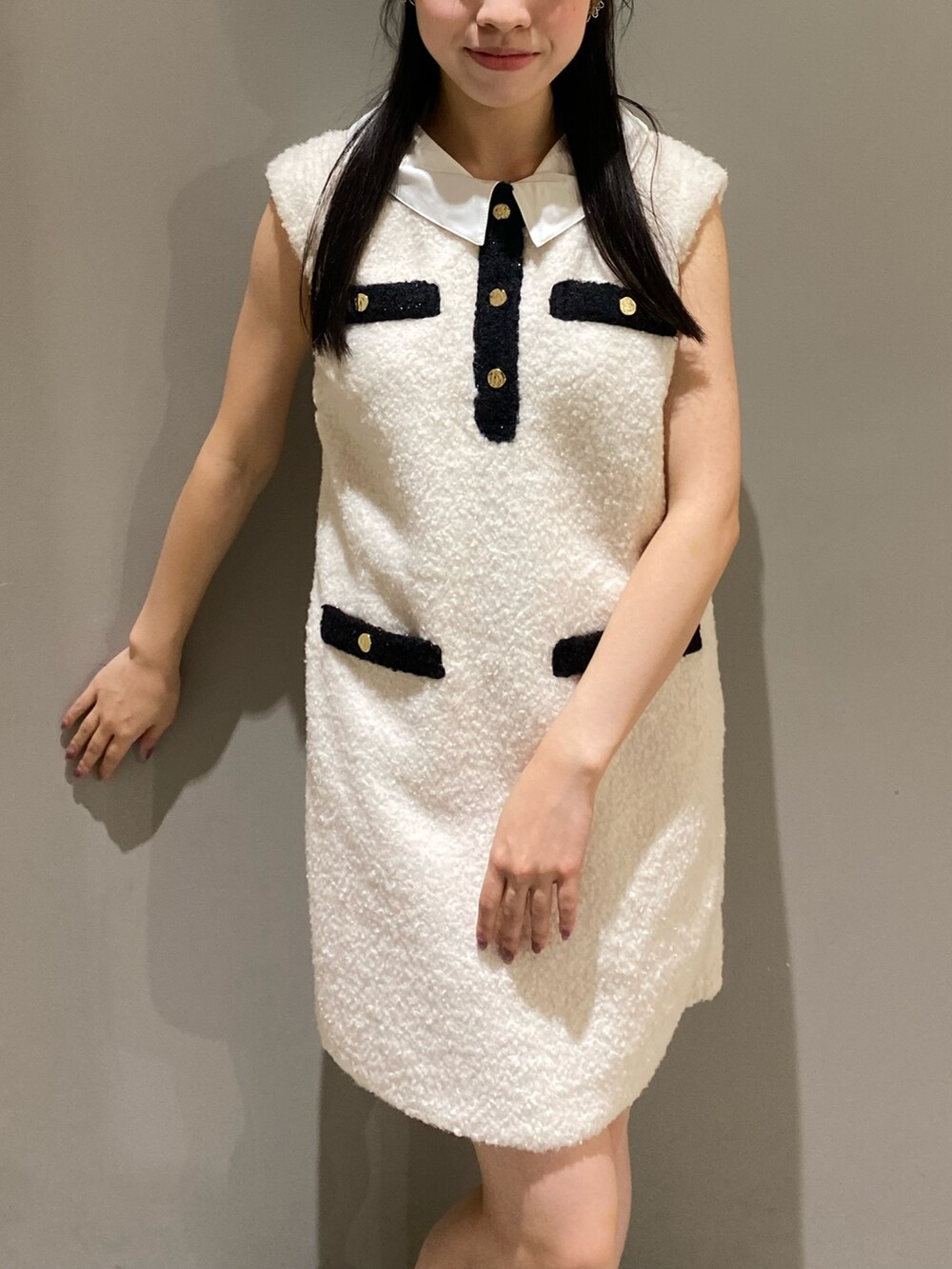 ホワイト系のワンピースを着用したレディースの秋コーディネートの6枚目の写真