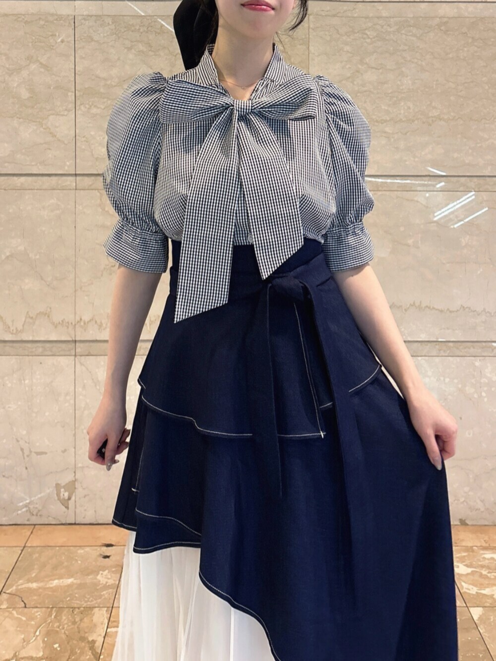 ホワイト系のパンプス、その他のシャツ/ブラウス、ブルー系のスカートを着用したレディースの春コーディネートの6枚目の写真