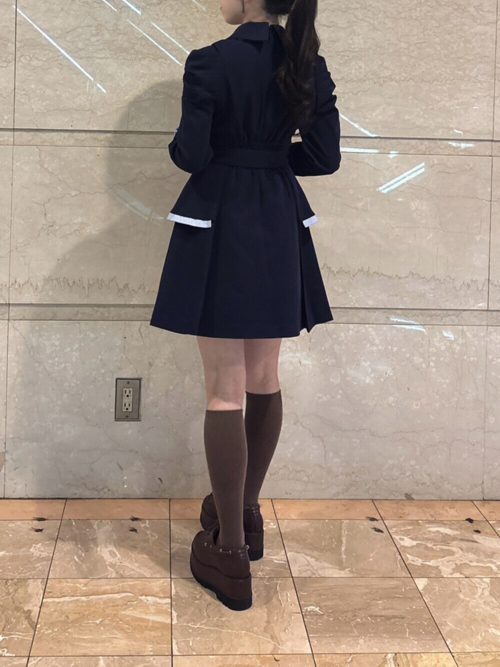 ブルー系のワンピース、ブラウン系のローファーを着用したレディースの冬コーディネートの4枚目の写真