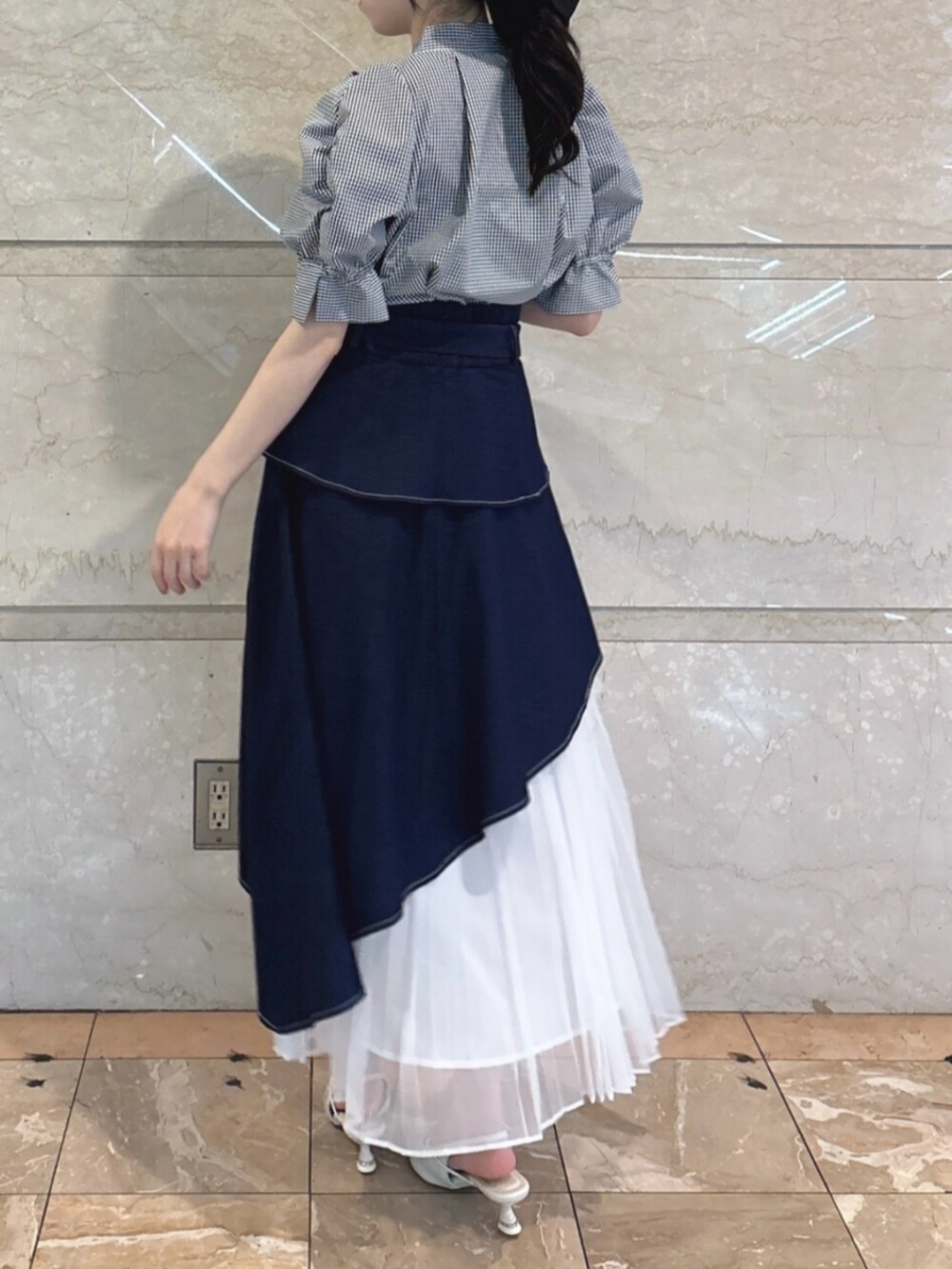 ホワイト系のパンプス、その他のシャツ/ブラウス、ブルー系のスカートを着用したレディースの春コーディネートの4枚目の写真