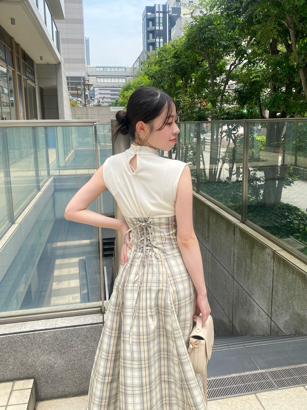 ブラック系のワンピース、ブラック系のサンダルを着用したレディースの夏コーディネートの8枚目の写真