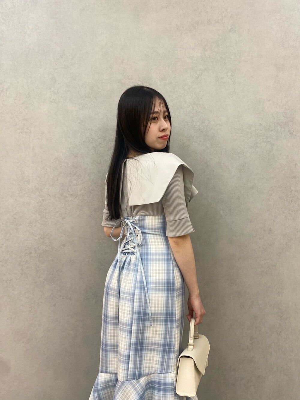 グレー系のワンピースを着用したレディースの春コーディネートの6枚目の写真