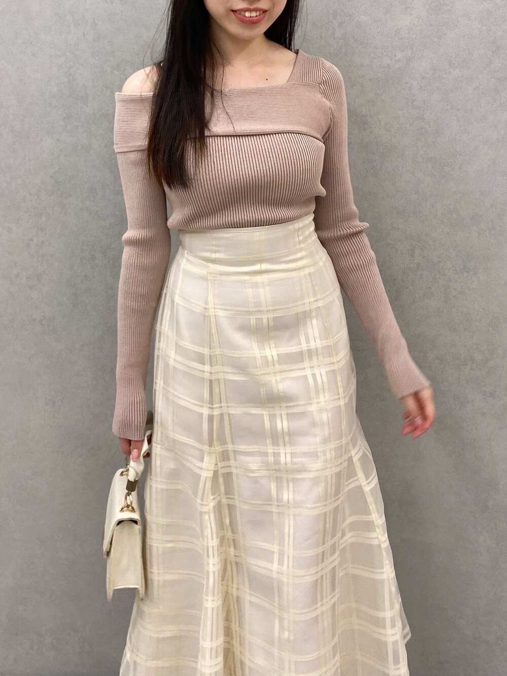 ホワイト系のスカートを着用したレディースの夏コーディネートの7枚目の写真