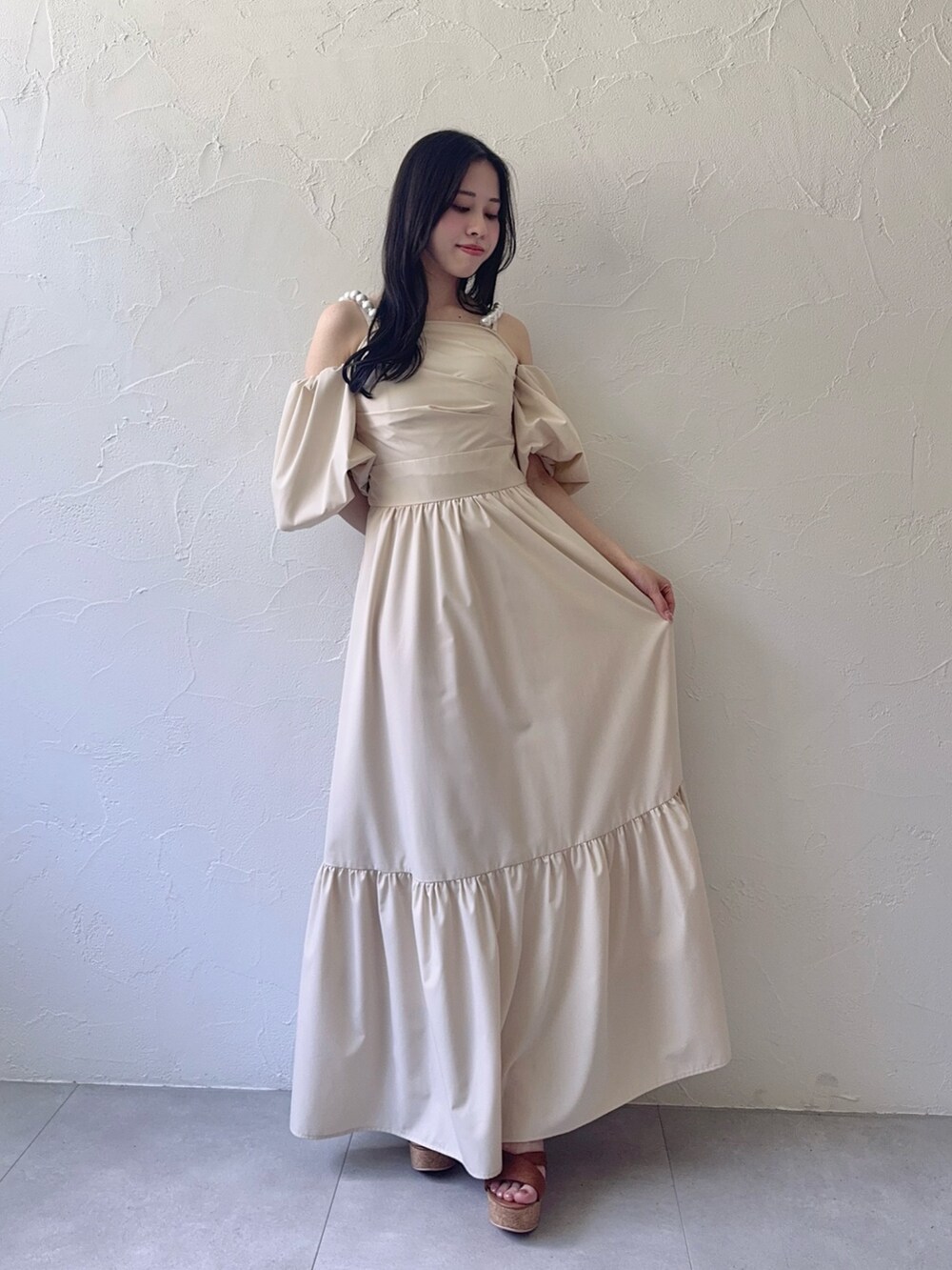 ホワイト系のワンピースを着用したレディースの夏コーディネートの3枚目の写真