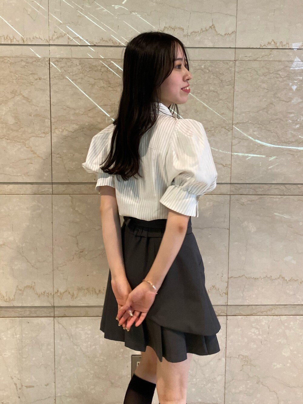 グレー系のスカート、その他のシャツ/ブラウスを着用したレディースの夏コーディネートの7枚目の写真