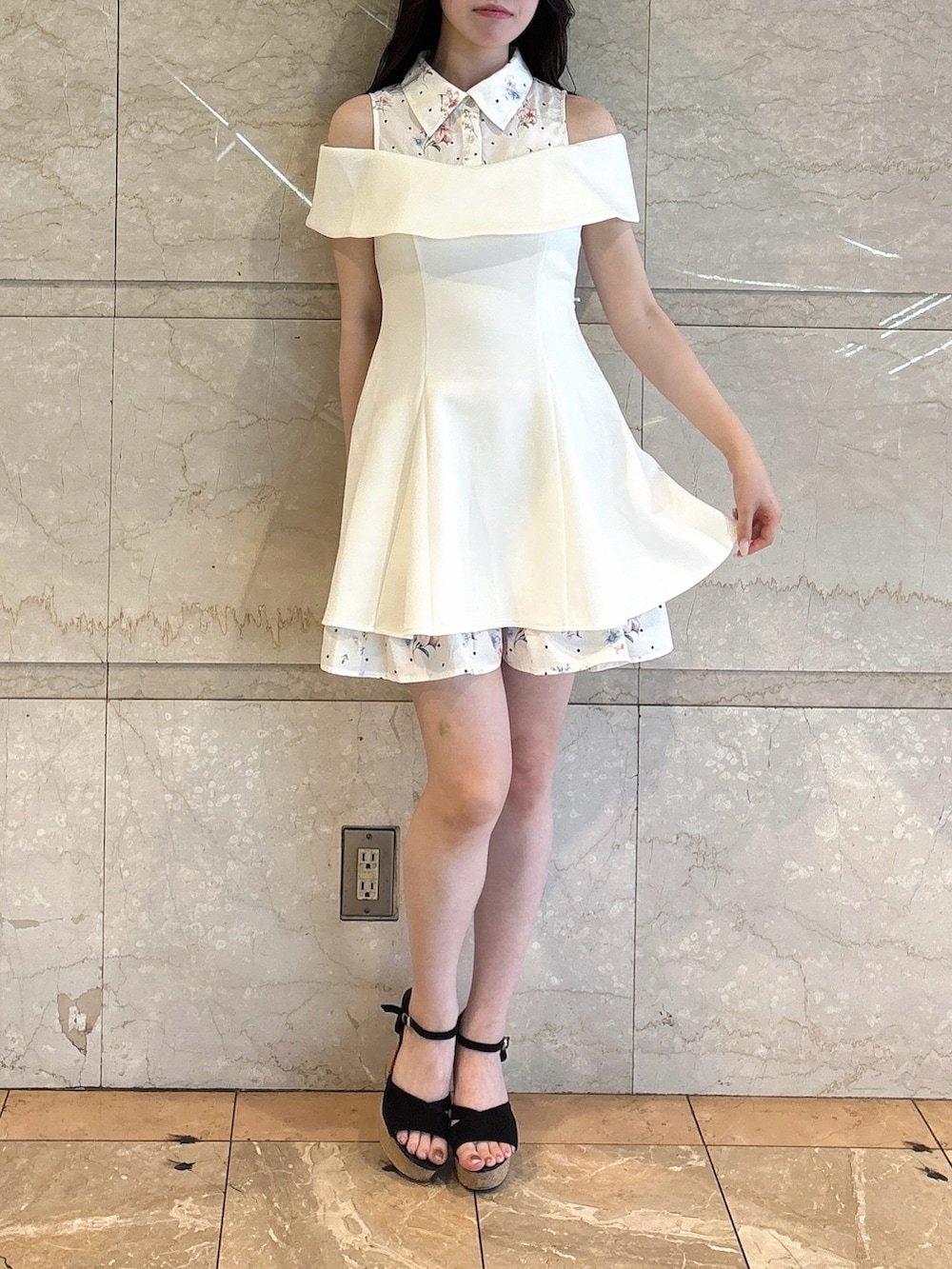 ホワイト系のワンピース、ブラック系のサンダルを着用したレディースの夏コーディネートの2枚目の写真