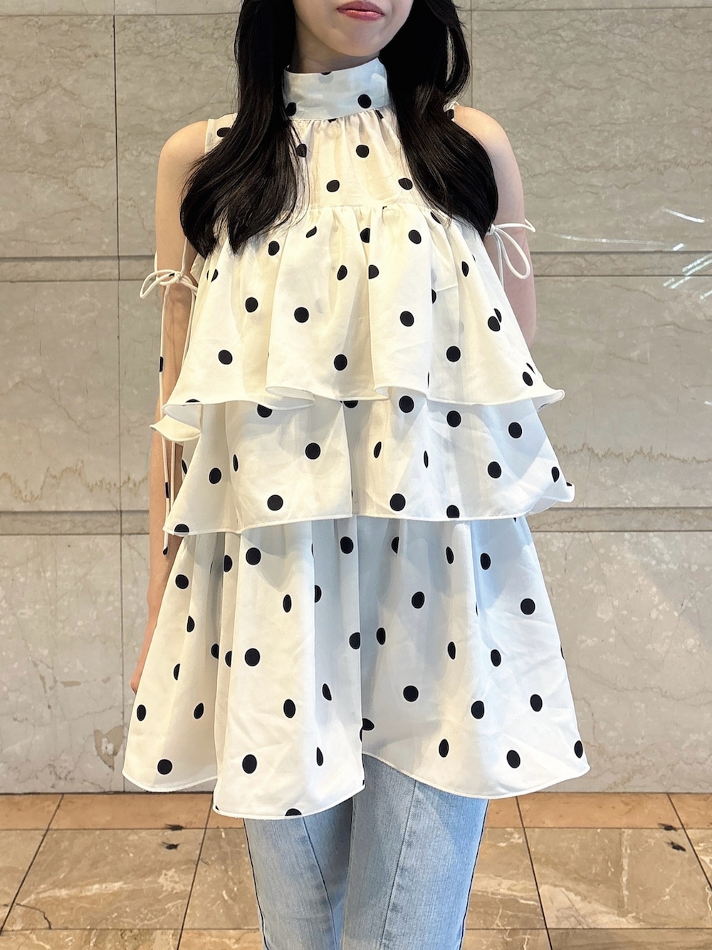 その他のシャツ/ブラウス、ブルー系のデニムパンツ、ブラック系のサンダルを着用したレディースの夏コーディネートの4枚目の写真
