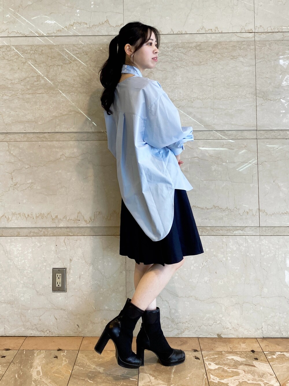 ブルー系のシャツ/ブラウス、ブルー系のスカートを着用したレディースの春コーディネートの3枚目の写真