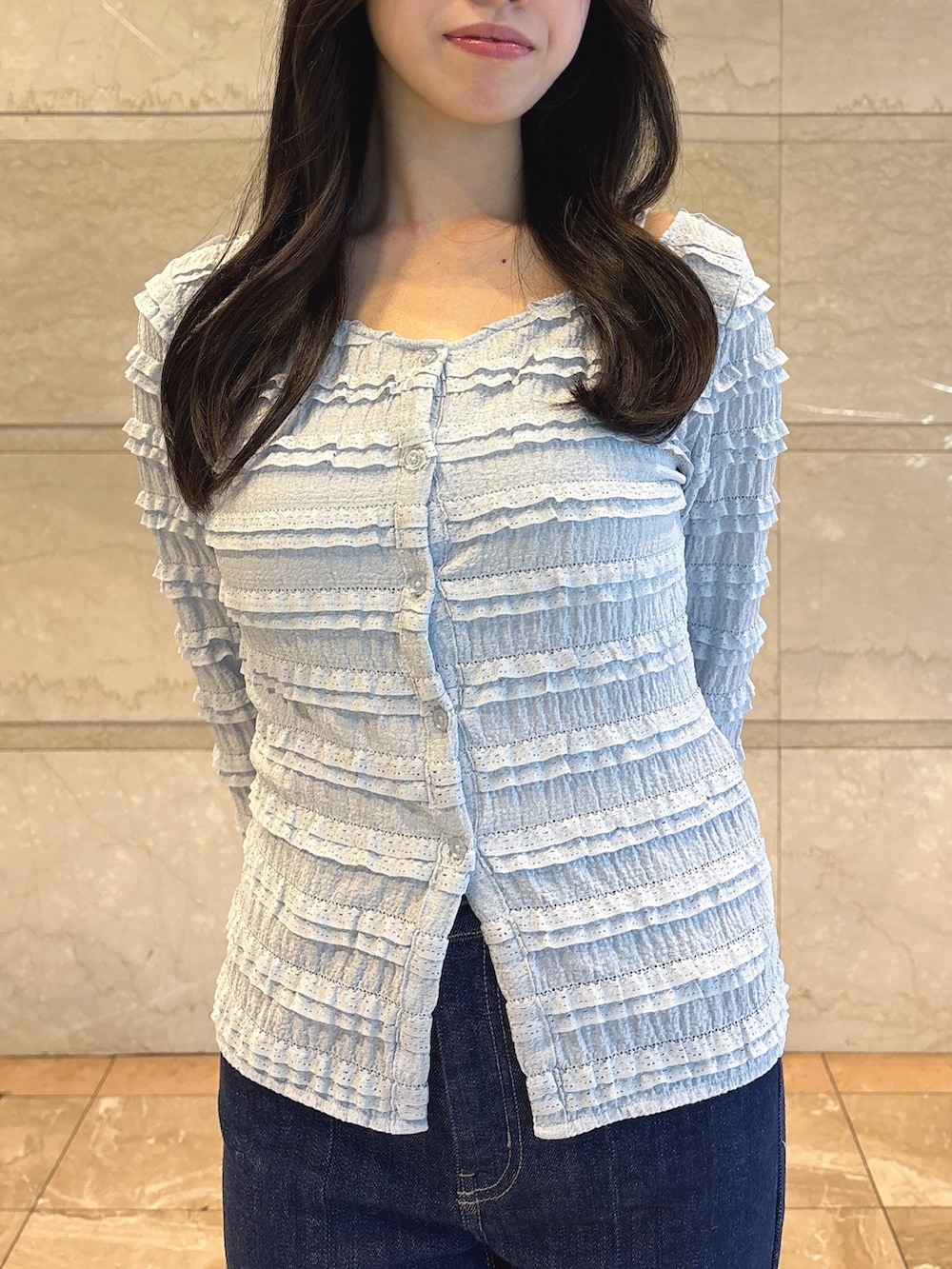 ブルー系のTシャツ/カットソー、ブルー系のデニムパンツ、ブラック系のサンダルを着用したレディースの夏コーディネートの5枚目の写真