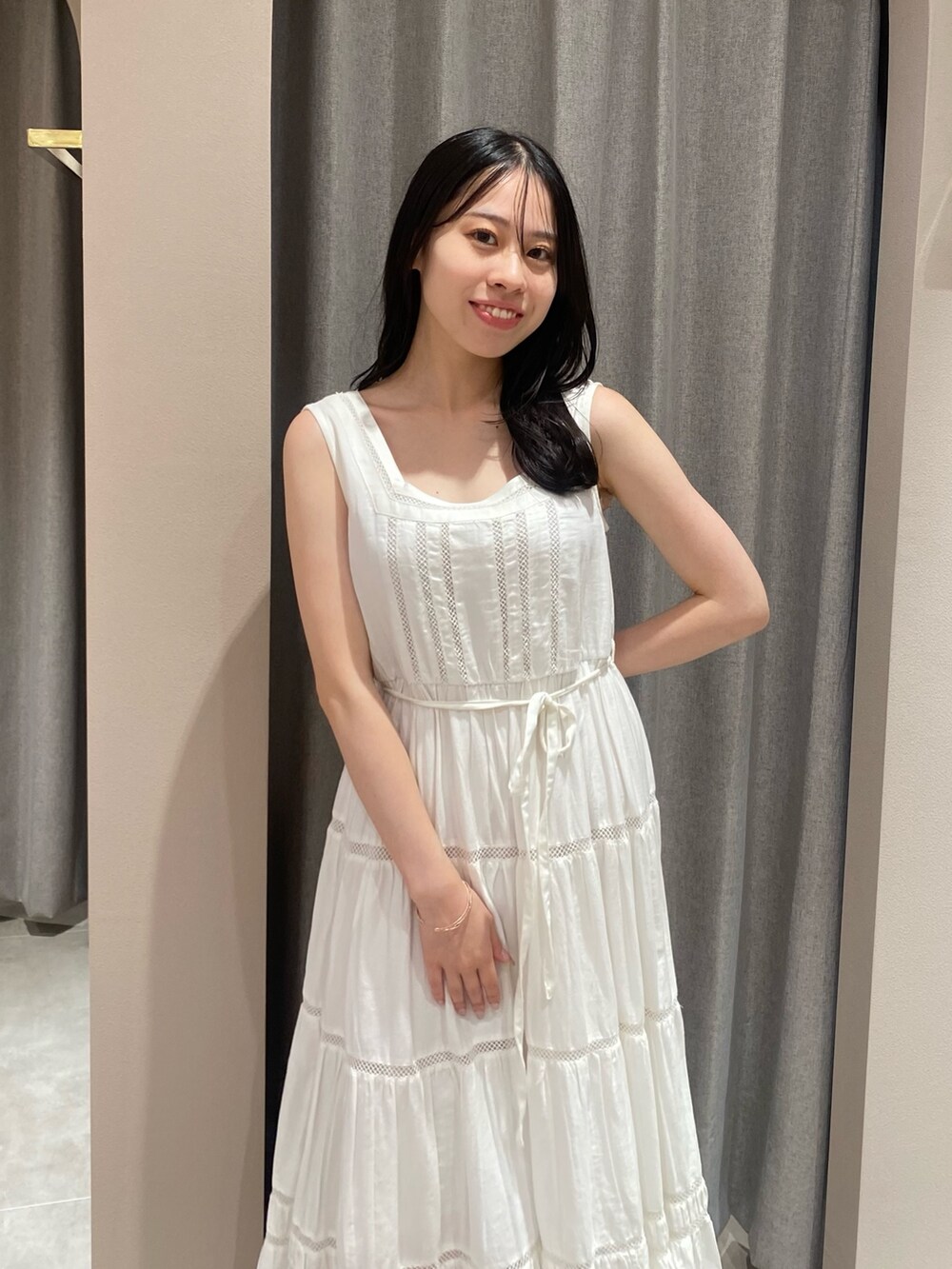 ホワイト系のワンピースを着用したレディースの夏コーディネートの6枚目の写真