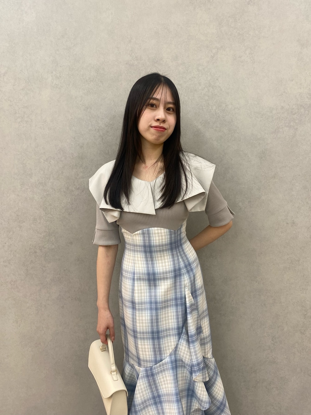 グレー系のワンピースを着用したレディースの春コーディネートの5枚目の写真