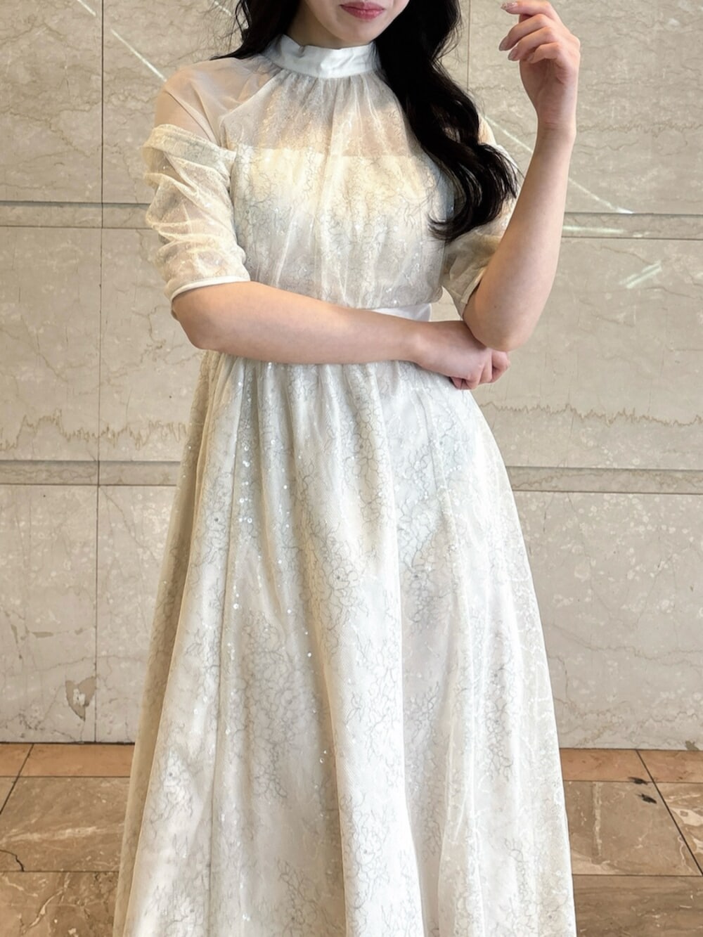 ホワイト系のパンプス、ホワイト系のドレスを着用したレディースの冬コーディネートの8枚目の写真