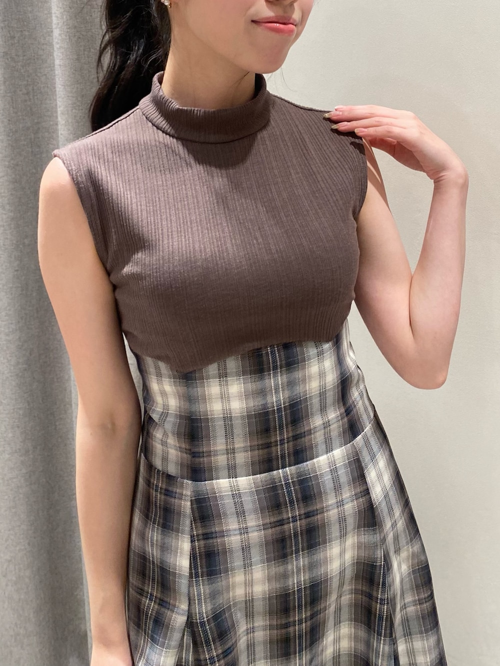 ベージュ系のワンピースを着用したレディースの夏コーディネートの5枚目の写真