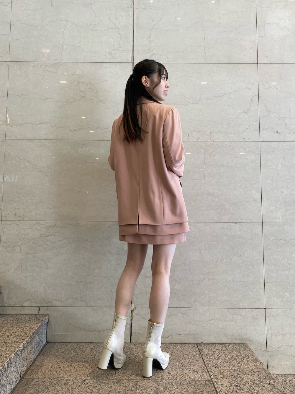 ピンク系のテーラードジャケット、ピンク系のテーラードジャケット、ピンク系のスカートを着用したレディースの冬コーディネートの7枚目の写真