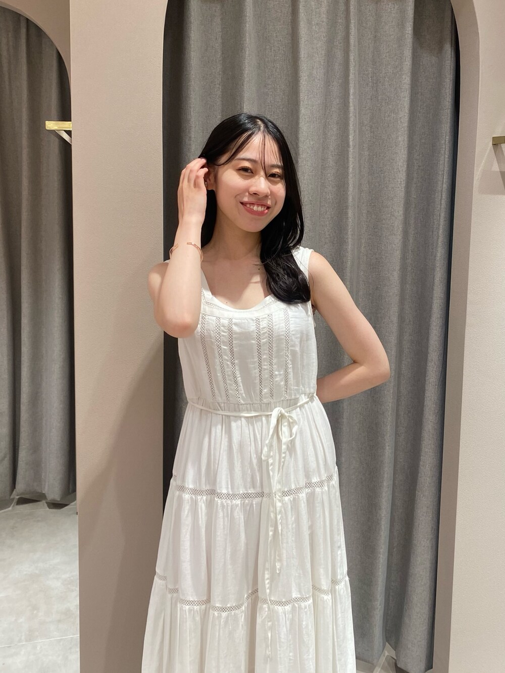 ホワイト系のワンピースを着用したレディースの夏コーディネートの8枚目の写真