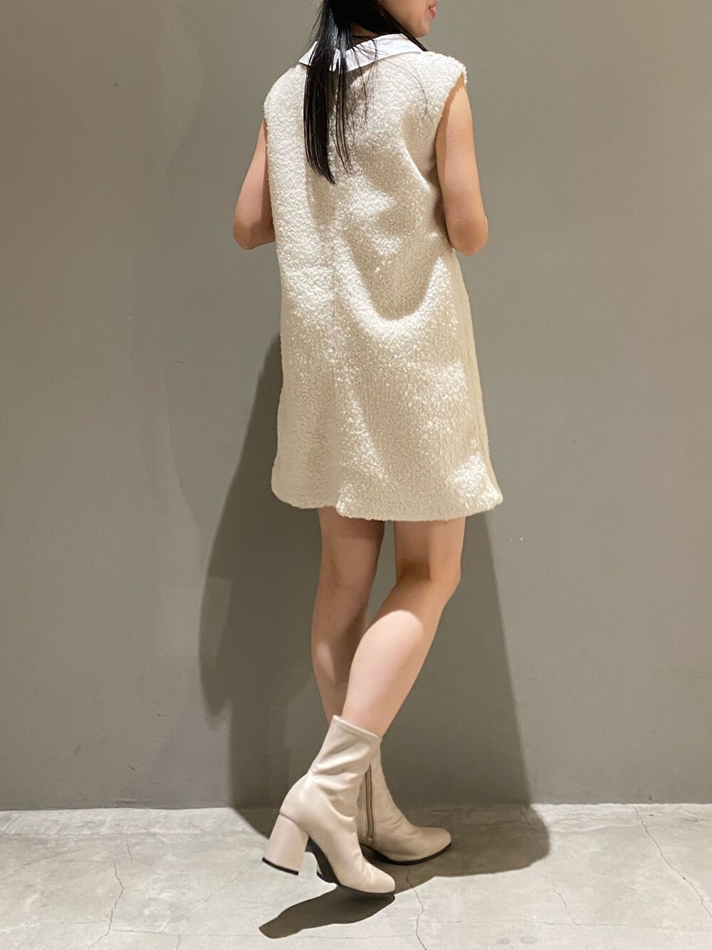 ホワイト系のワンピースを着用したレディースの秋コーディネートの4枚目の写真