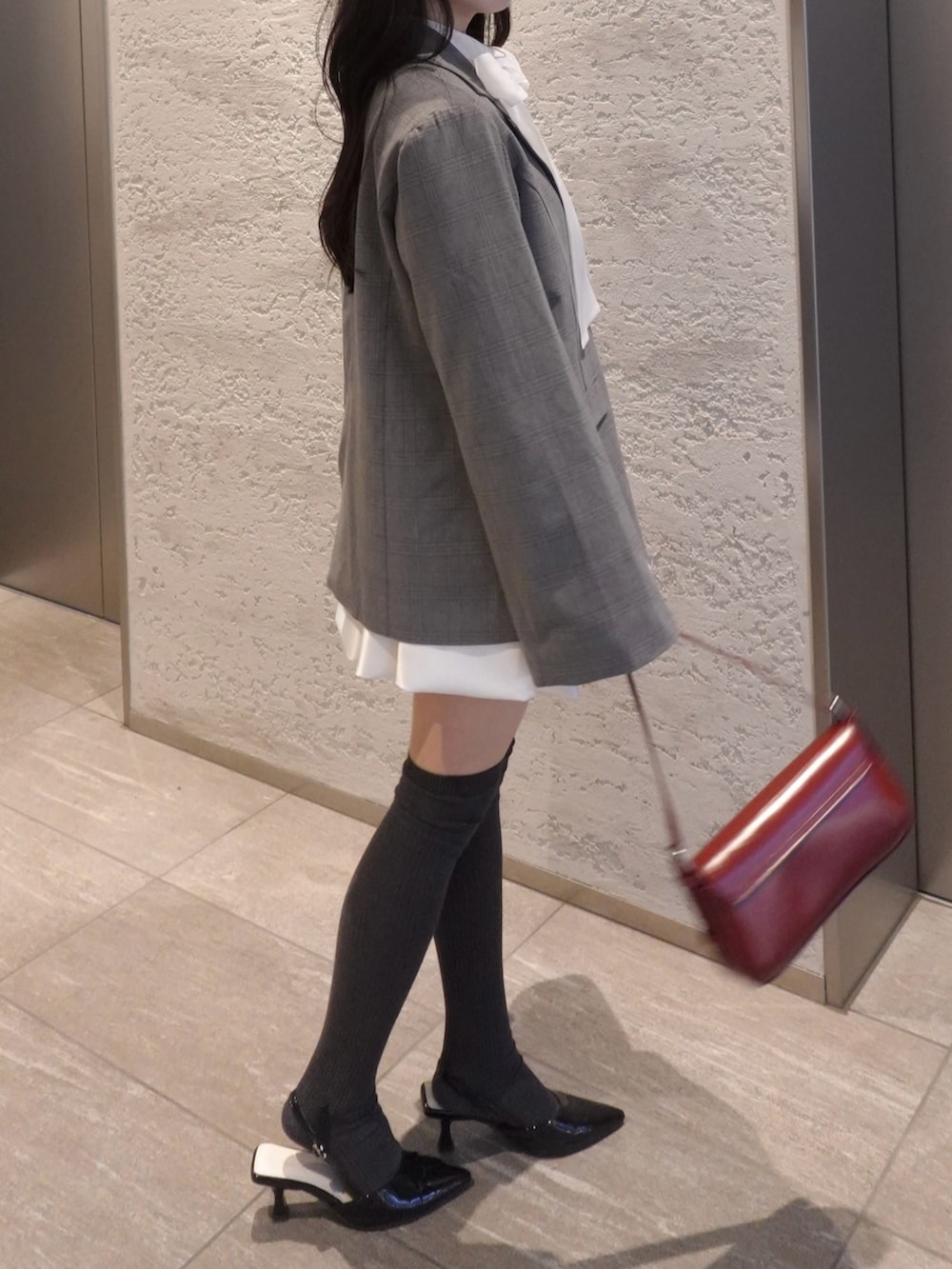 グレー系のテーラードジャケット、その他のシャツ/ブラウス、ホワイト系のスカートを着用したレディースの冬コーディネートの2枚目の写真