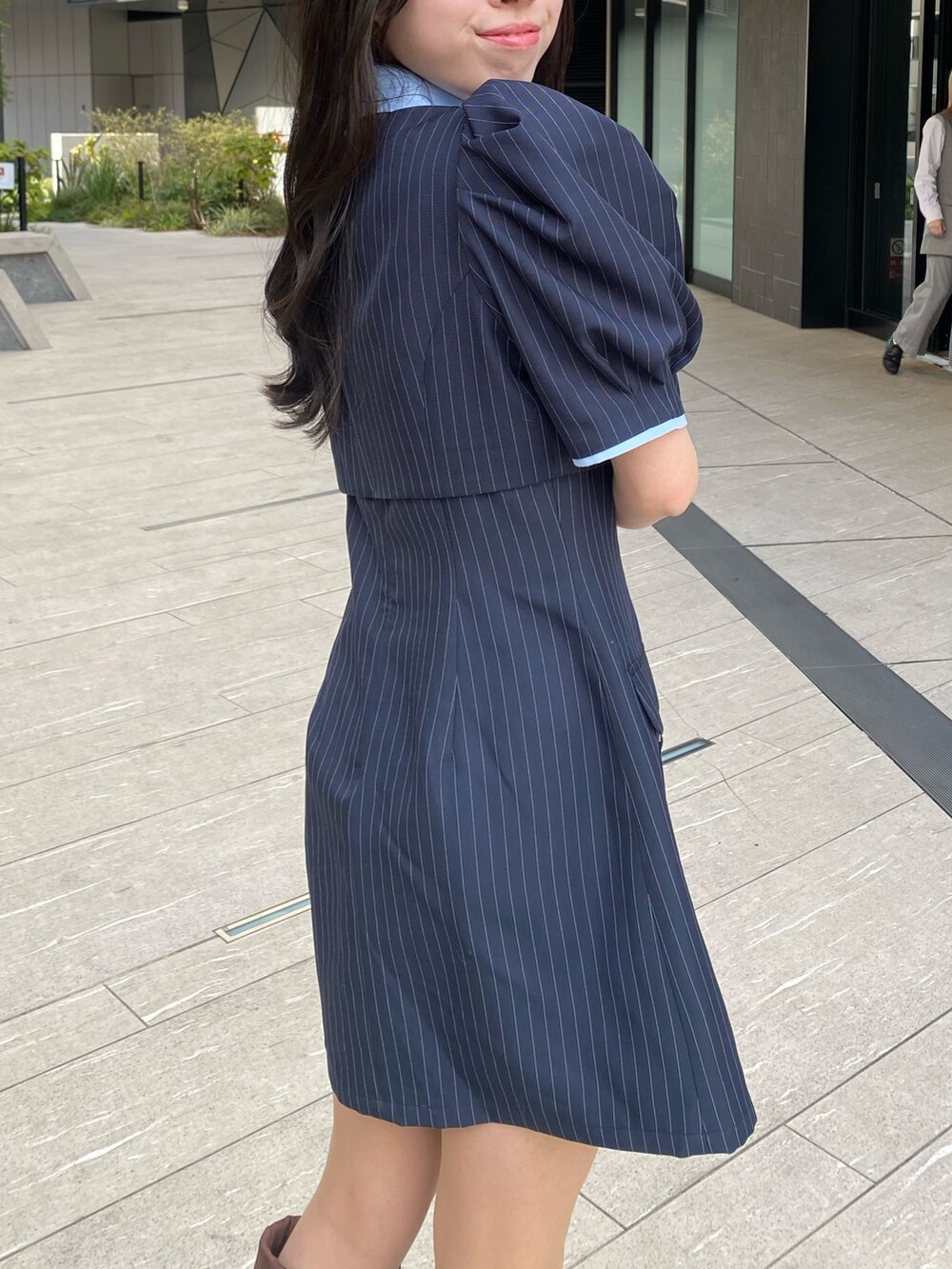 ブルー系のワンピースを着用したレディースの冬コーディネートの6枚目の写真