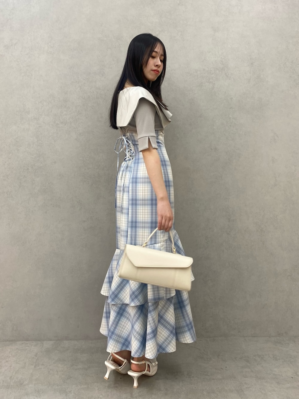 グレー系のワンピースを着用したレディースの春コーディネートの3枚目の写真