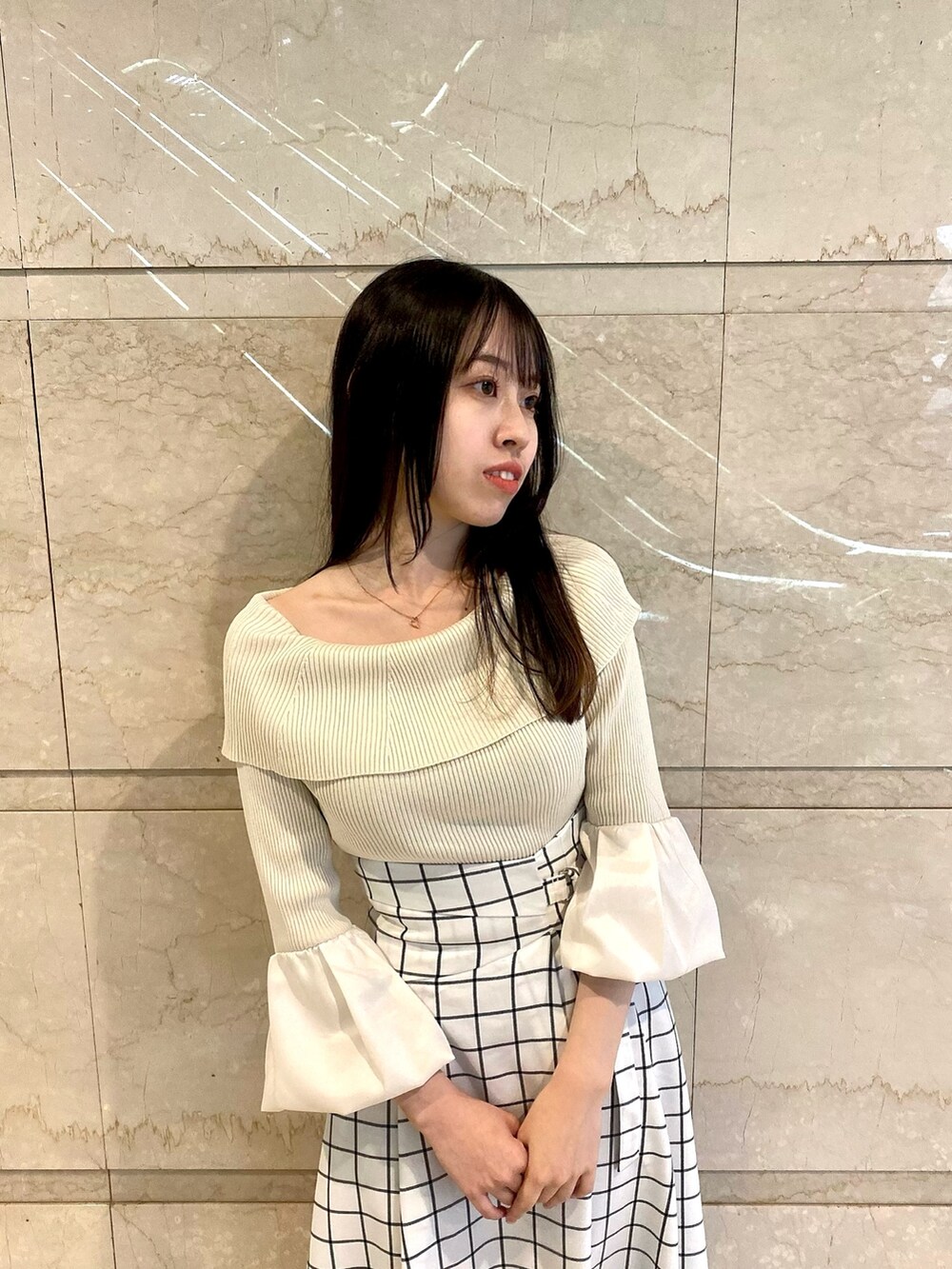 ブラック系のスカート、グレー系のニット/セーターを着用したレディースの冬コーディネートの7枚目の写真