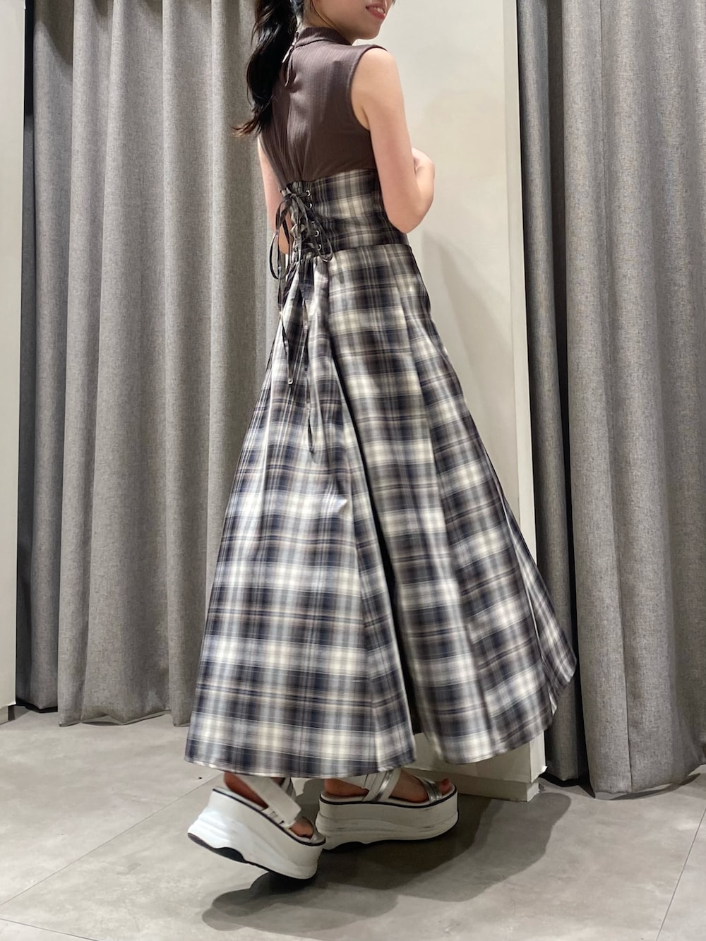 ベージュ系のワンピースを着用したレディースの夏コーディネートの3枚目の写真