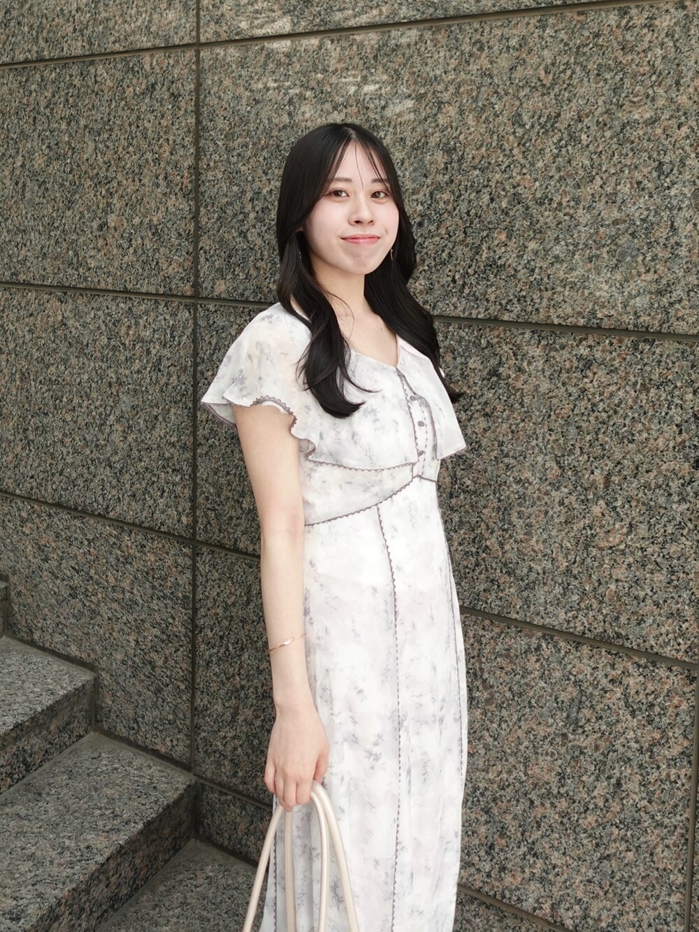 ホワイト系のワンピースを着用したレディースの夏コーディネートの3枚目の写真