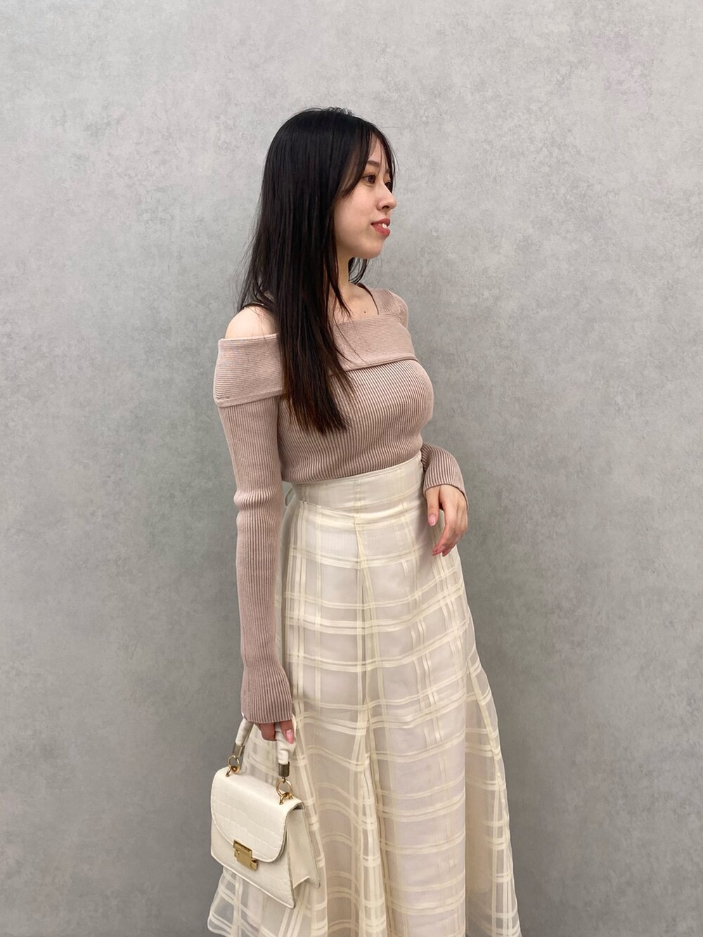 ホワイト系のスカートを着用したレディースの夏コーディネートの8枚目の写真