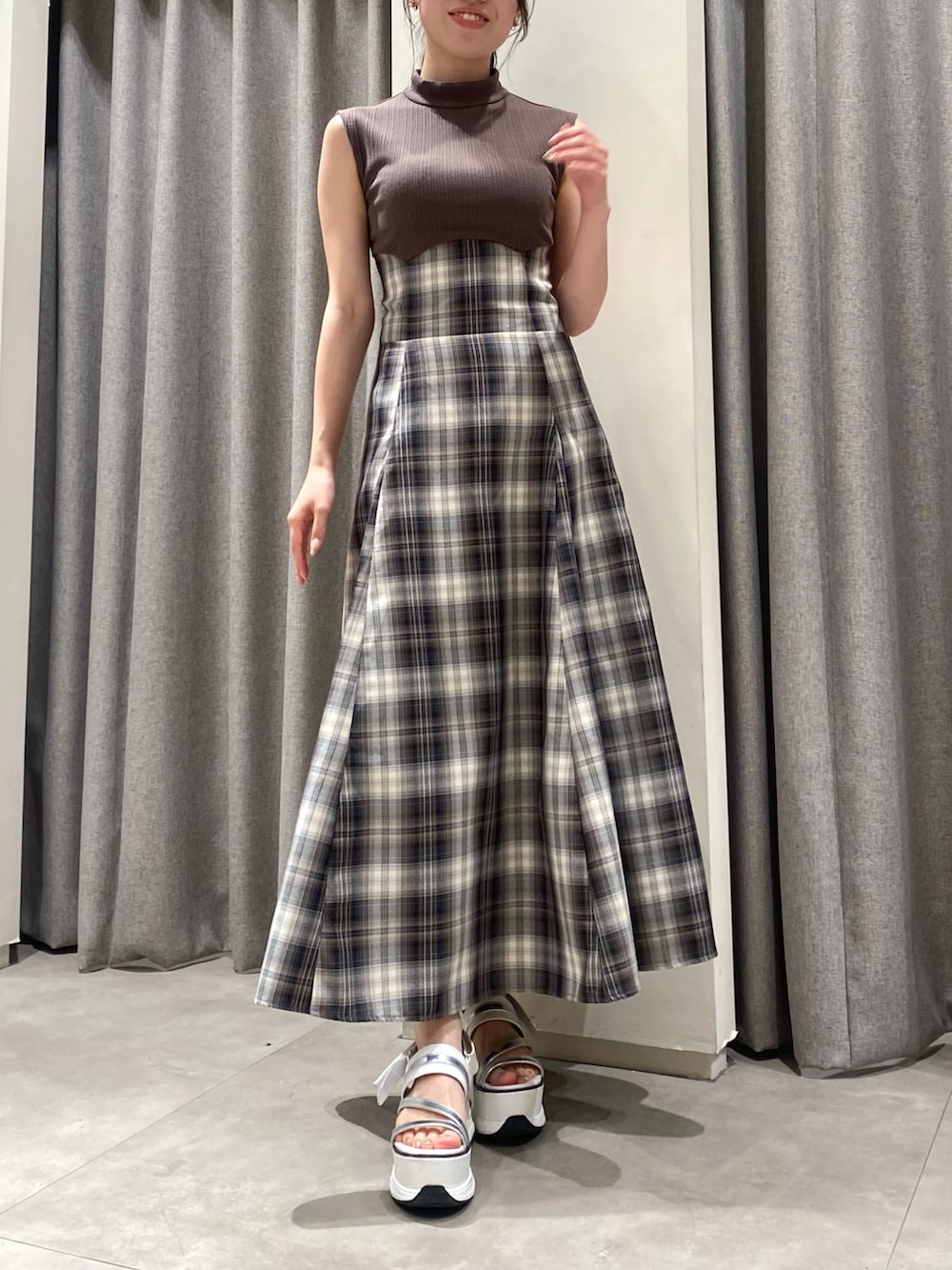 ベージュ系のワンピースを着用したレディースの夏コーディネートの2枚目の写真