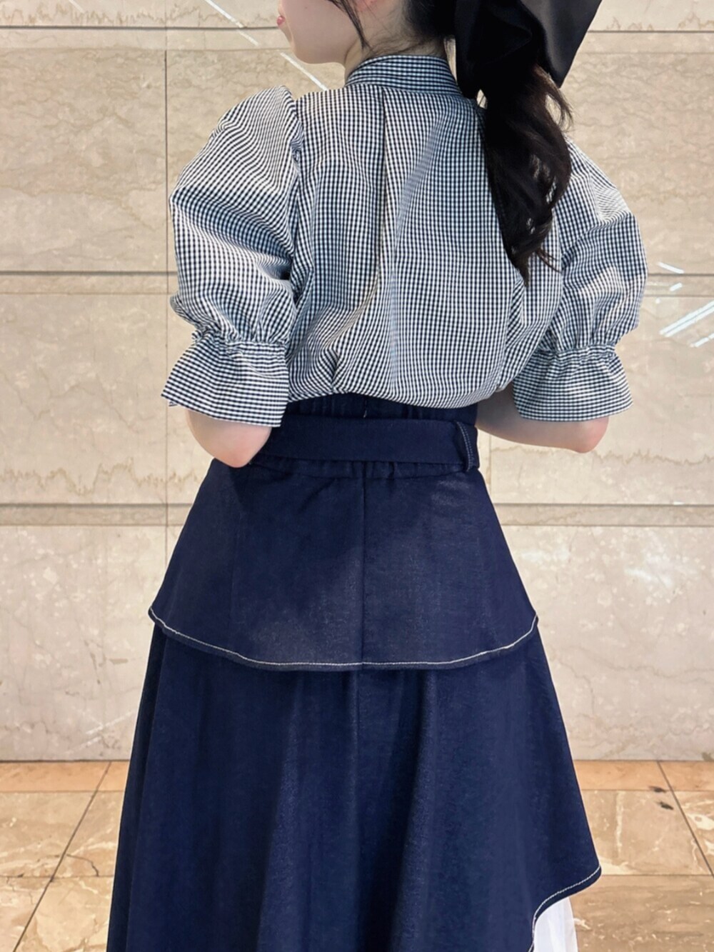 ホワイト系のパンプス、その他のシャツ/ブラウス、ブルー系のスカートを着用したレディースの春コーディネートの8枚目の写真