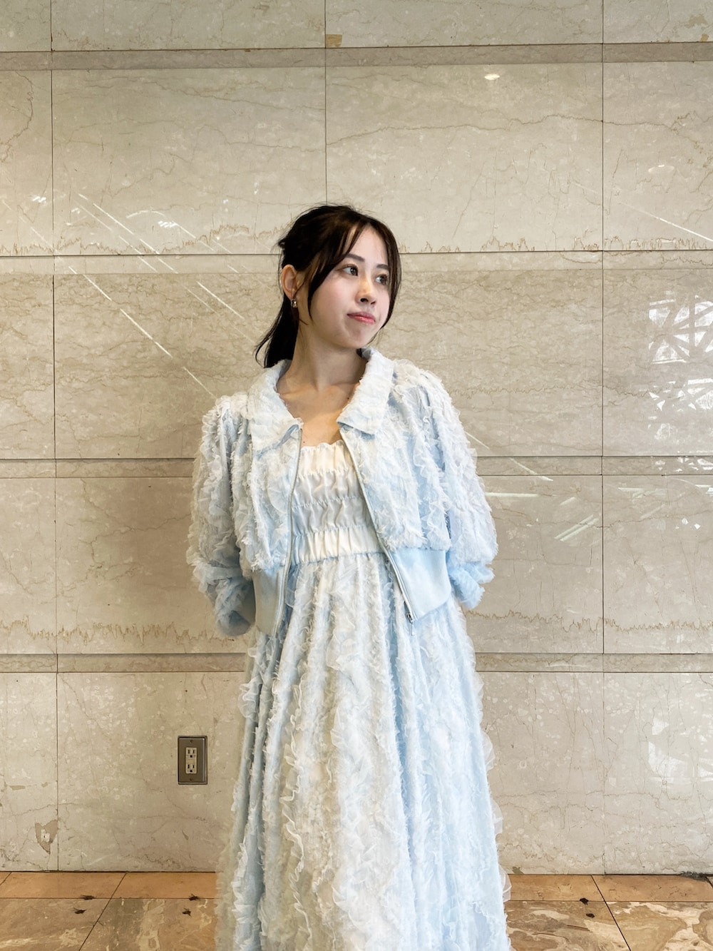 ブルー系のワンピース、ブルー系のブルゾンを着用したレディースの春コーディネートの4枚目の写真