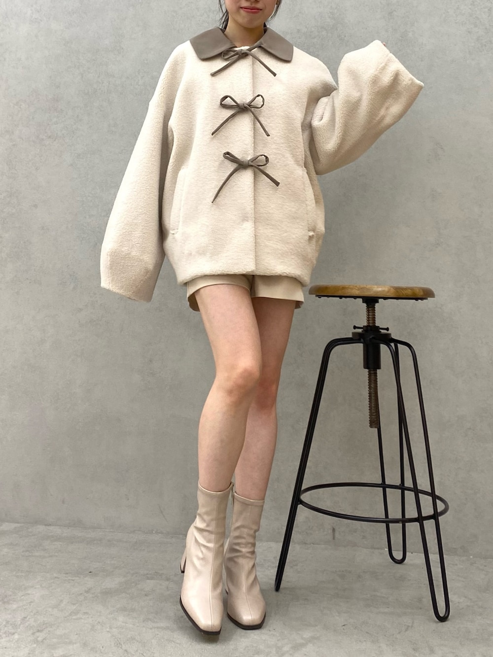 ホワイト系のその他アウター、ホワイト系のその他パンツを着用したレディースの秋コーディネートの3枚目の写真