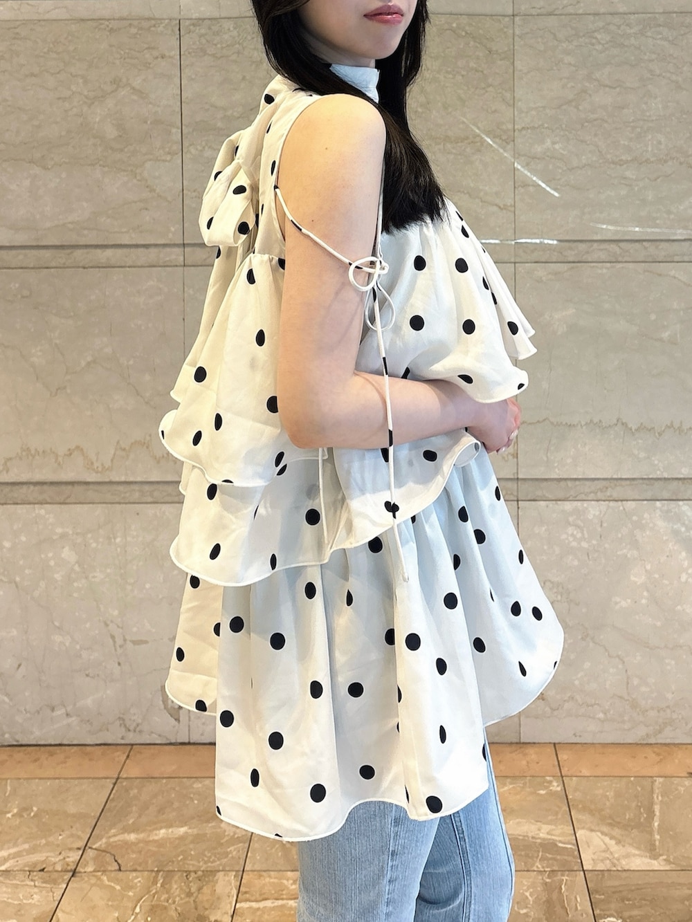 その他のシャツ/ブラウス、ブルー系のデニムパンツ、ブラック系のサンダルを着用したレディースの夏コーディネートの6枚目の写真